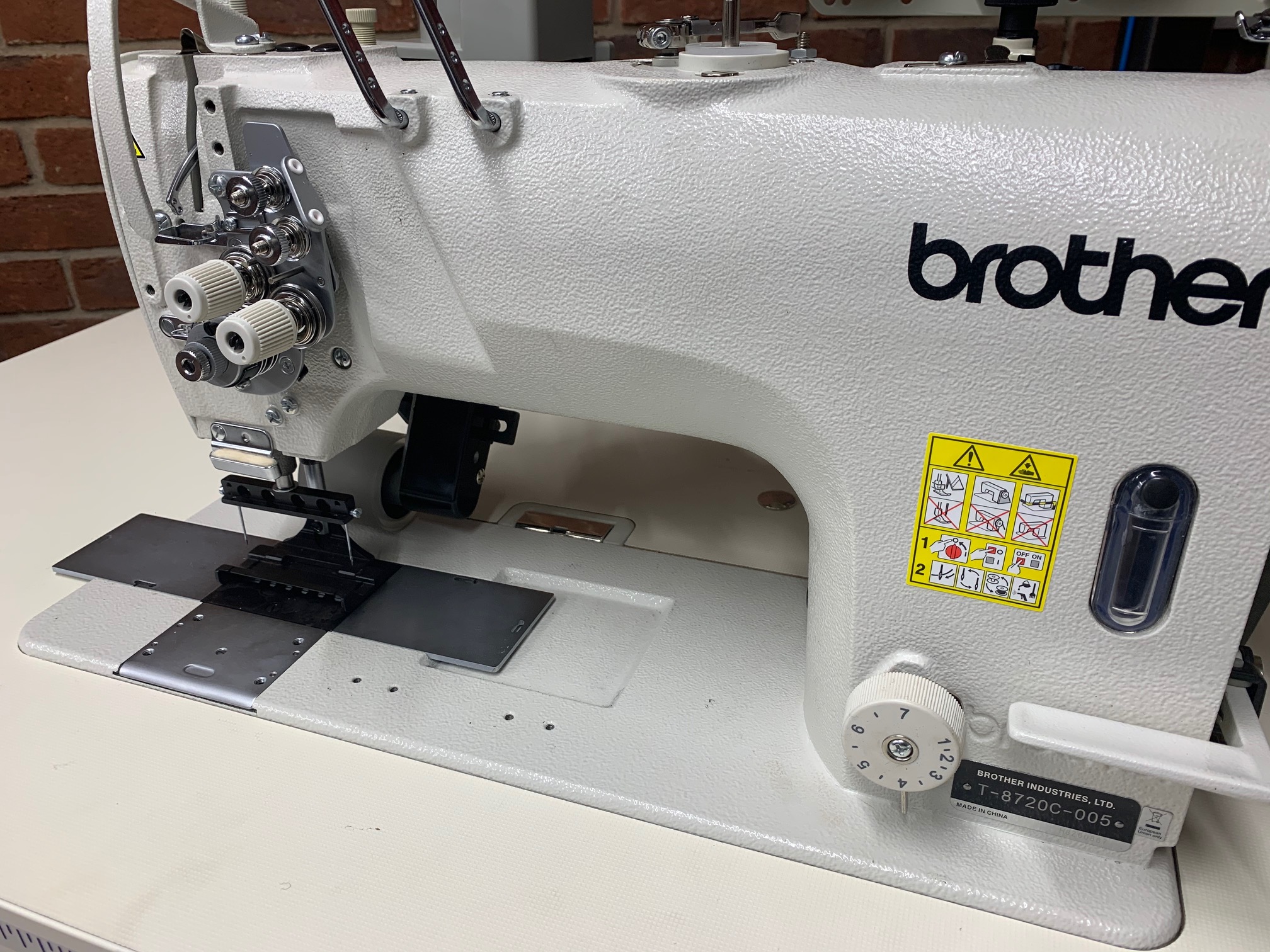 Brother T-8720C, Piqueuse plate industrielle T-8720C Brother